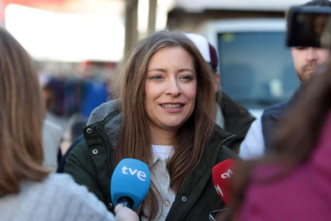 La portavoz del PP en el Congreso, Ester Mu&ntilde;oz, mantiene un encuentro con afiliados y simpatizantes y recorre el mercado semanal en Cistierna (Le&oacute;n). Peio Garc&iacute;a