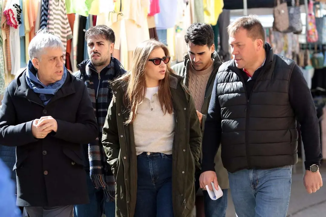 La portavoz del PP en el Congreso, Ester Mu&ntilde;oz, mantiene un encuentro con afiliados y simpatizantes y recorre el mercado semanal en Cistierna. Peio Garc&iacute;a