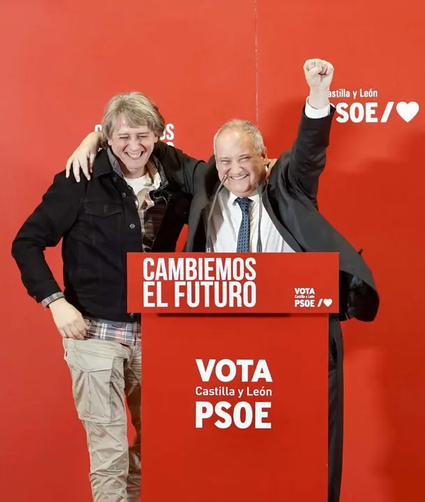 El candidato a la Presidencia de la Junta, Carlos Mart&iacute;nez, durante el acto p&uacute;blico en Villablino (Le&oacute;n) junto al ministro de Industria y Turismo Jordi Hereu. Miriam Chac&oacute;n