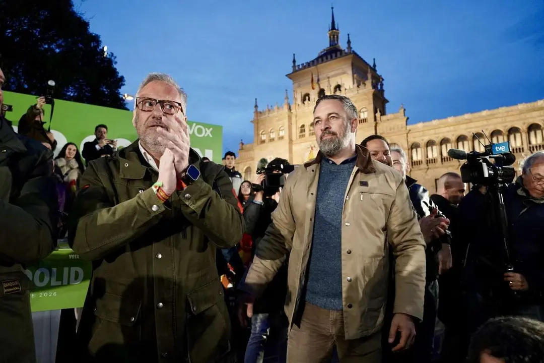 El presidente de Vox, Santiago Abascal, y el candidato a la Presidencia de la Junta por la formaci&oacute;n, Carlos Poll&aacute;n, protagonizan el acto de cierre de campa&ntilde;a en la plaza Zorrilla de Valladolid. Eduardo Margareto