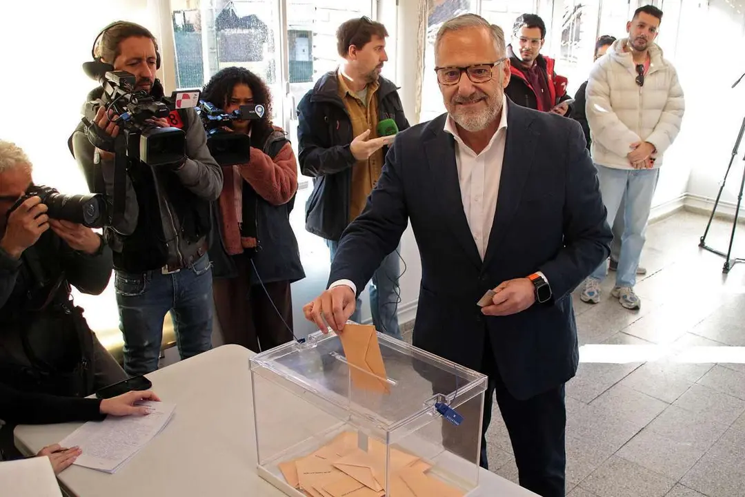 El candidato de Vox, Carlos Poll&aacute;n, ejerce su derecho al voto en Escuelas Viejas de Carbajal de la Legua (Le&oacute;n). Peio Garc&iacute;a