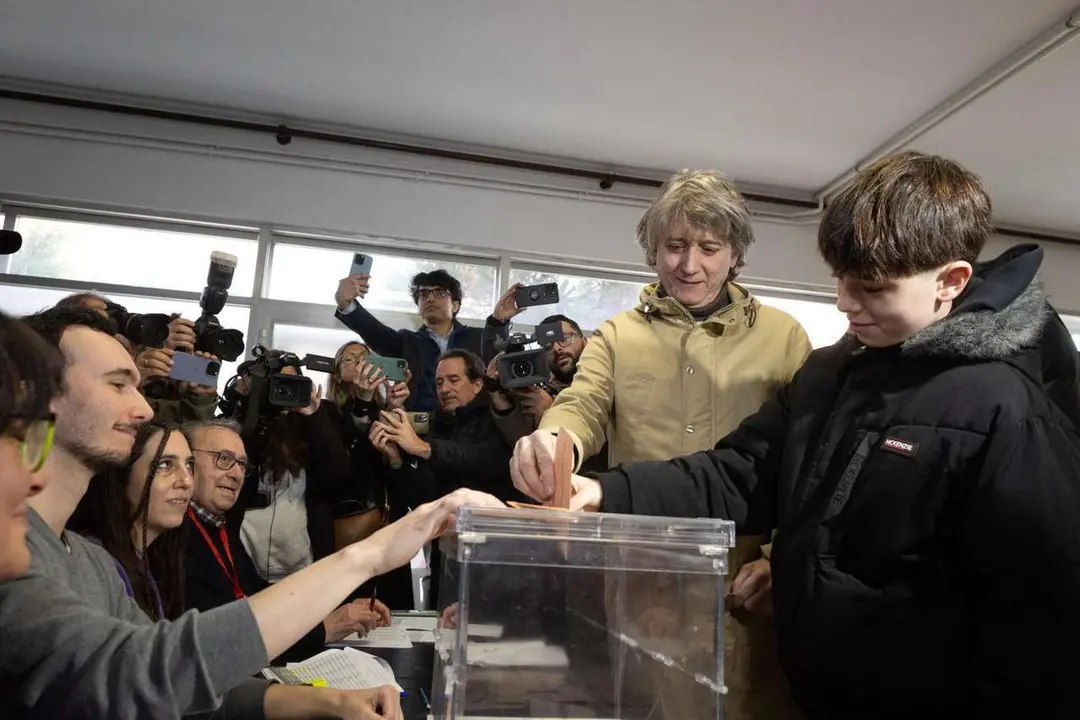 El candidato socialista a la presidencia de la Junta, Carlos Mart&iacute;nez, ejerce su derecho al voto. Concha Ortega