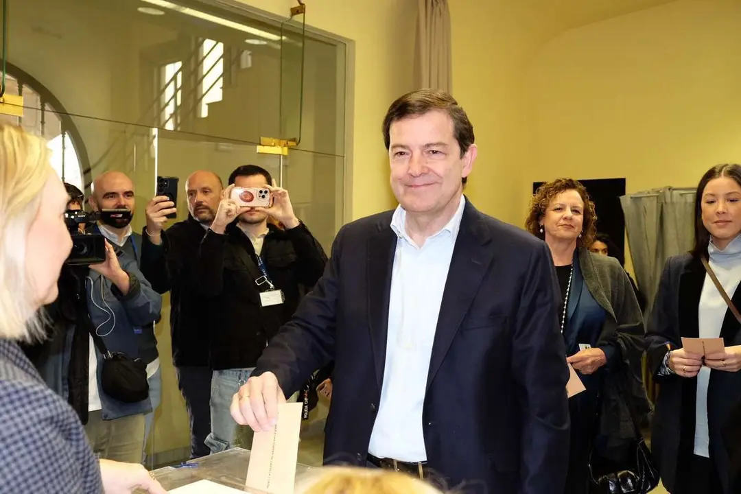 El candidato del PP a la presidencia de la Junta de Castilla y Le&oacute;n, Alfonso Fern&aacute;ndez Ma&ntilde;ueco, vota en Salamanca. ICAL