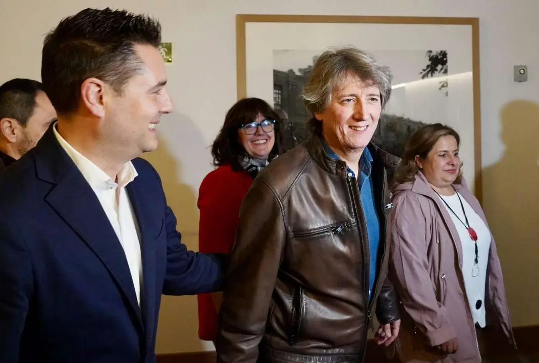 El candidato a la Presidencia de la Junta, Carlos Mart&iacute;nez, a su llegada al hotel en la noche electoral acompa&ntilde;ado de Daniel De la Rosa. Ical 