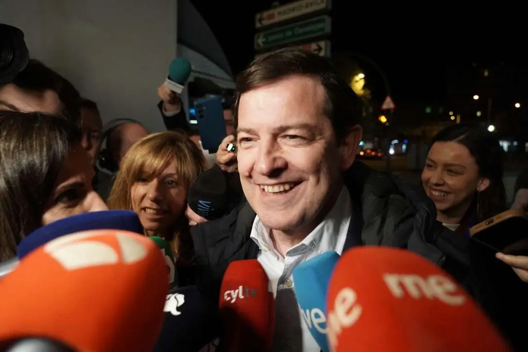 El candidato del PP a la Presidencia de la Junta de Castilla y Le&oacute;n, Alfonso Fern&aacute;ndez Ma&ntilde;ueco, a su llegada al hotel Alameda Palace de Salamanca para seguir la evoluci&oacute;n de los resultados electorales. Ical