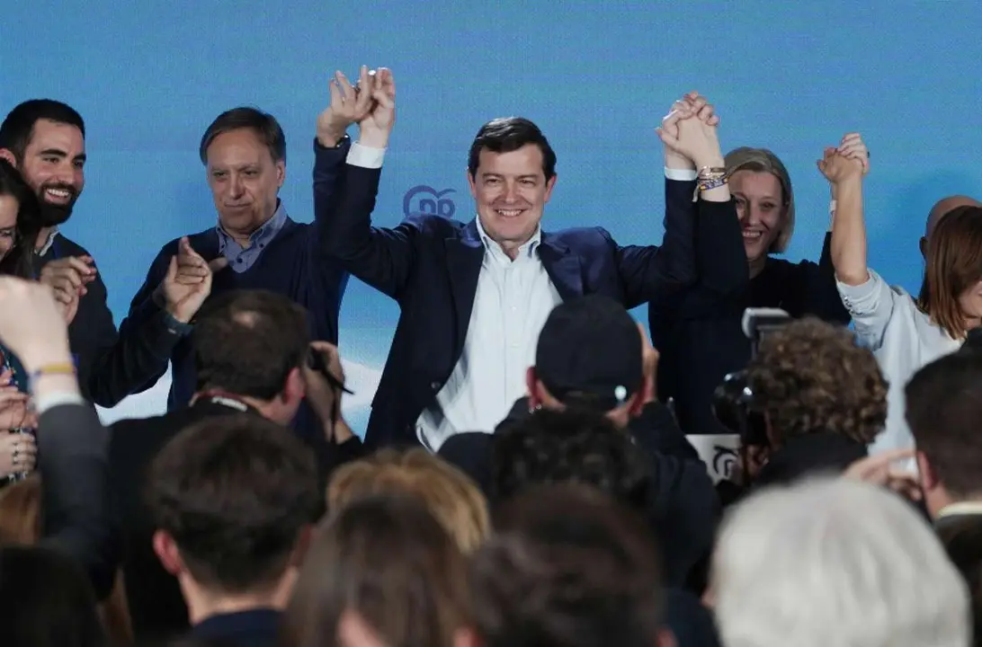 El candidato del PP a la Presidencia de la Junta de Castilla y Le&oacute;n, Alfonso Fern&aacute;ndez Ma&ntilde;ueco, celebra la victoria electoral en Salamanca. Rub&eacute;n Cacho. ICAL