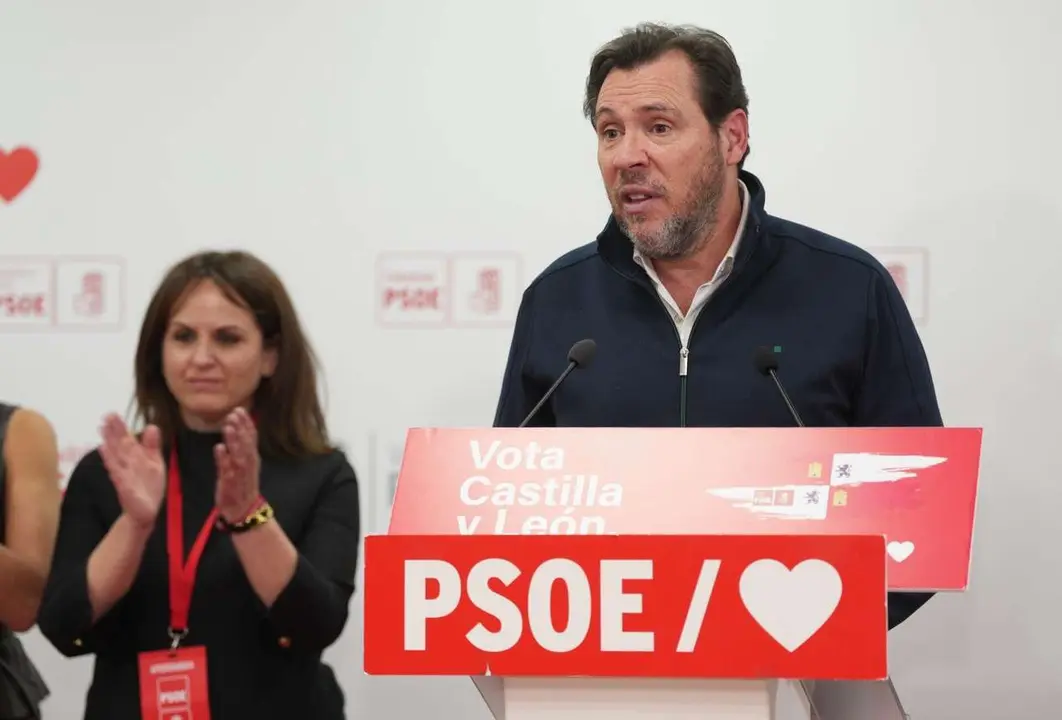 El ministro de Fomento, Oscar  Puente,  hace declaraciones en la sede del PSOE de Valladolid. R. Valtero. ICAL