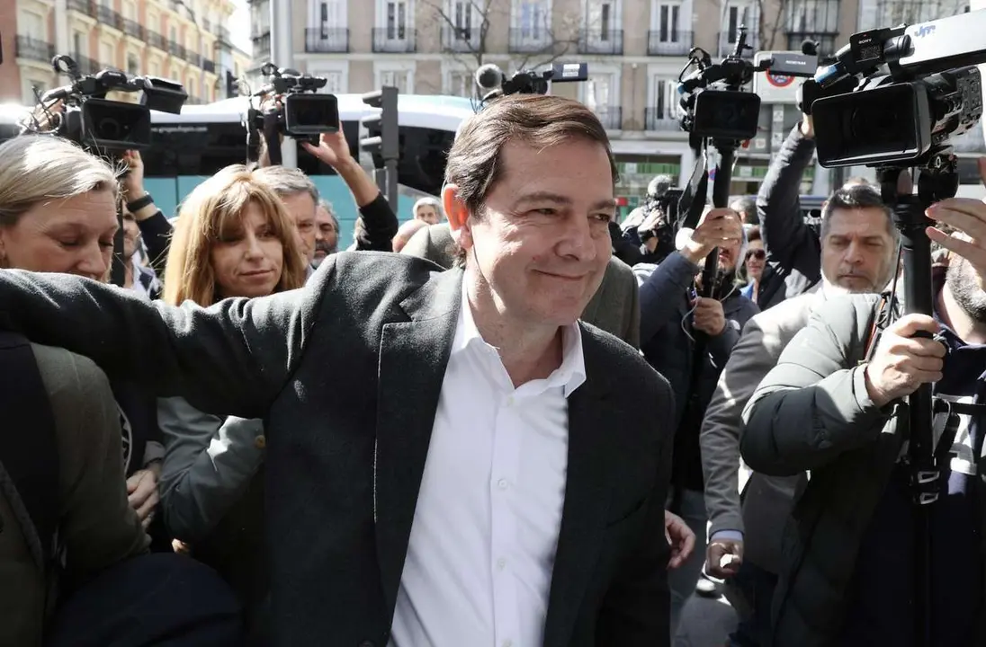 El presidente de Castilla y Le&oacute;n en funci&oacute;nes Alfonso Fern&aacute;ndez Ma&ntilde;ueco es recibido con una ovaci&oacute;n tras su victoria en las elecciones de este domingo, a su llegada a la Junta directiva nacional. Juan L&aacute;zaro. ICAL