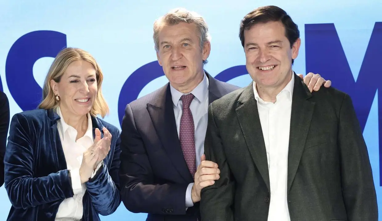El presidente de Castilla y Le&oacute;n en funci&oacute;nes Alfonso Fern&aacute;ndez Ma&ntilde;ueco es recibido con una ovaci&oacute;n tras su victoria en las elecciones de este domingo, a su llegada a la Junta directiva nacional del PP. Juan L&aacute;zaro. ICAL