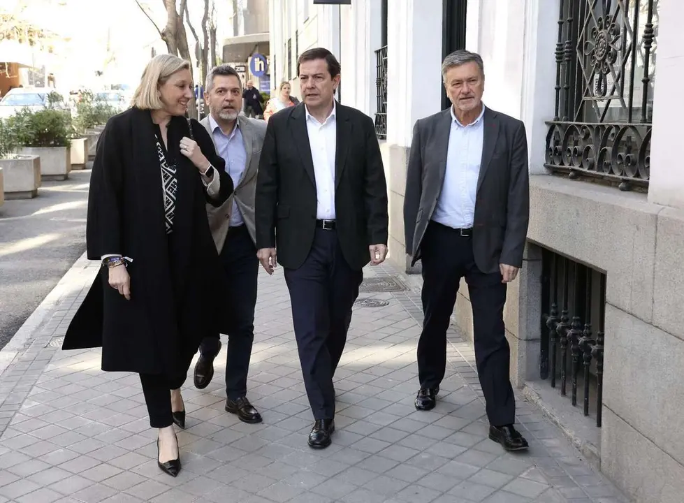El presidente de Castilla y Le&oacute;n en funci&oacute;nes Alfonso Fern&aacute;ndez Ma&ntilde;ueco es recibido con una ovaci&oacute;n tras su victoria en las elecciones de este domingo, a su llegada a la Junta directiva nacional. Juan L&aacute;zaro. ICAL