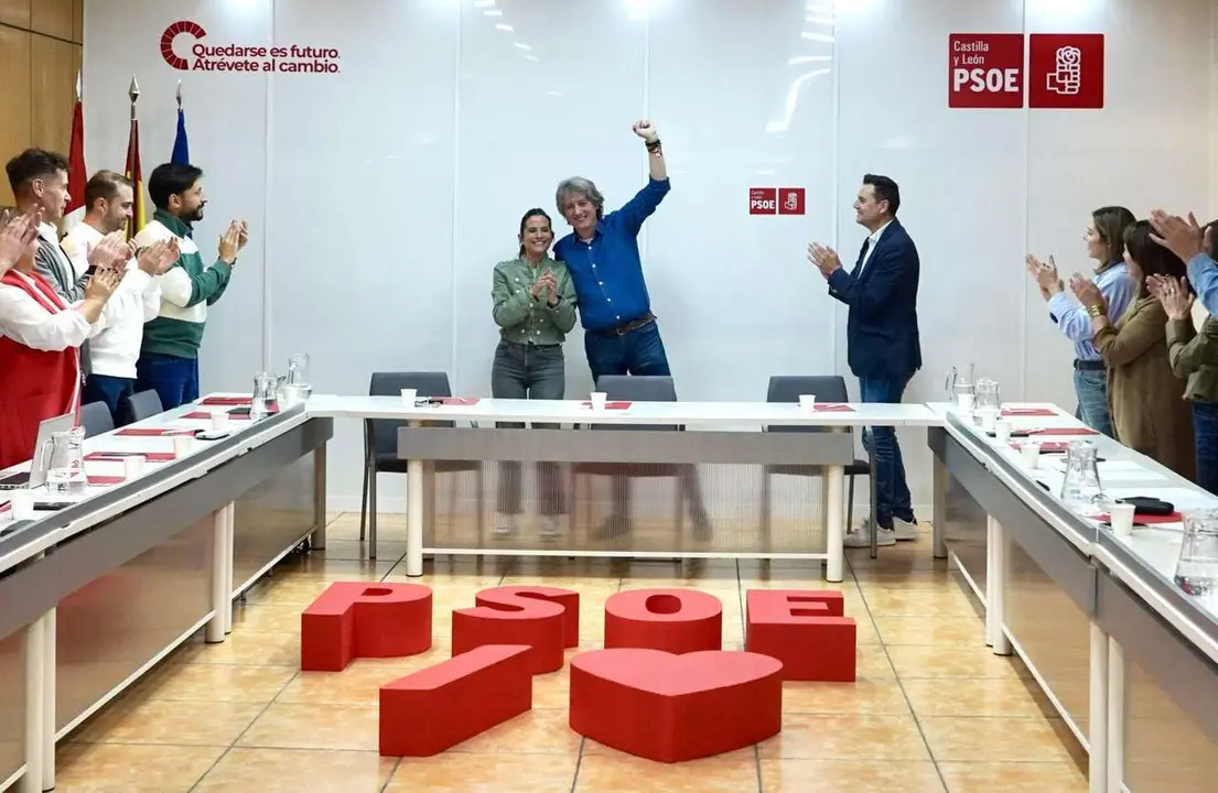 El secretario regional del PSOECyL Carlos Mart&iacute;nez recibe el aplauso de sus compa&ntilde;eros a su llegada a la reuni&oacute;n de la Ejecutiva Auton&oacute;mica. Miriam Chac&oacute;n. ICAL