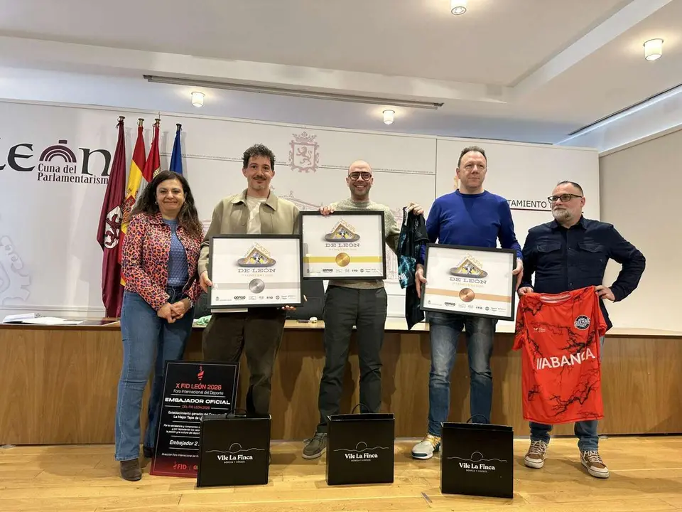 Javier Rodr&iacute;guez, del restaurante Delirios y tapas (en el centro), es el ganador de esta edici&oacute;n del concurso La Mejor Tapa de Le&oacute;n. 