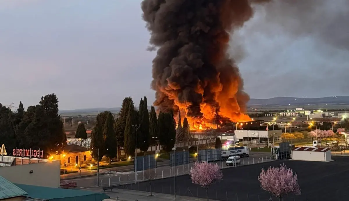 El incendio se ha registrado esta madrugada en una nave de La Ba&ntilde;eza. | LE&Oacute;N24HORAS