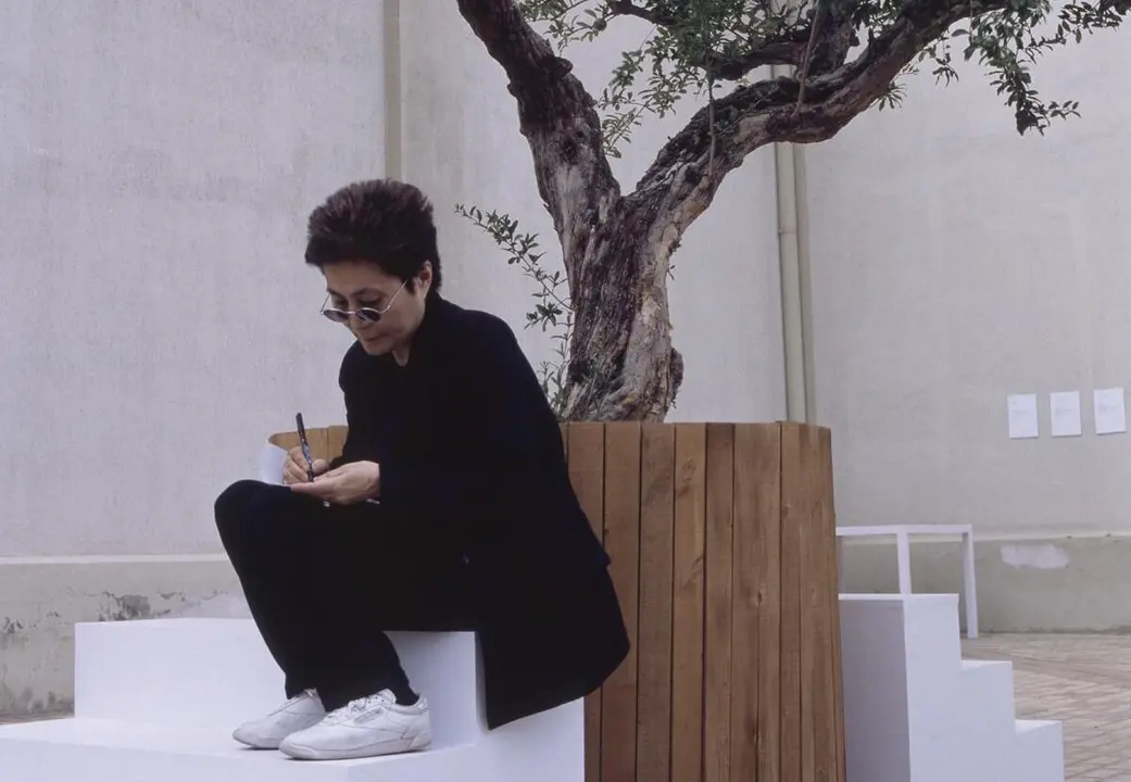 Yoko Ono preparando El &aacute;rbol de los deseos en Alicante (1997). | MIGUEL &Aacute;NGEL VALERO