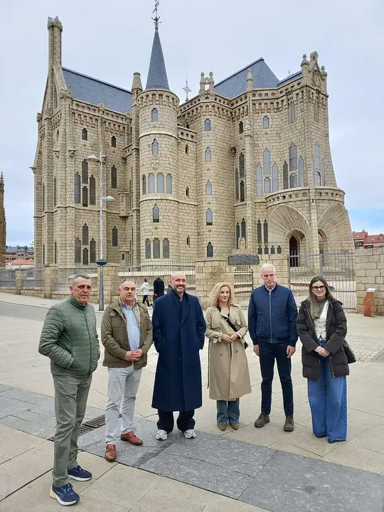 El vicesecretario nacional de Educaci&oacute;n e Igualdad del PP, Jaime de los Santos, visita el Palacio Episcopal de Astorga