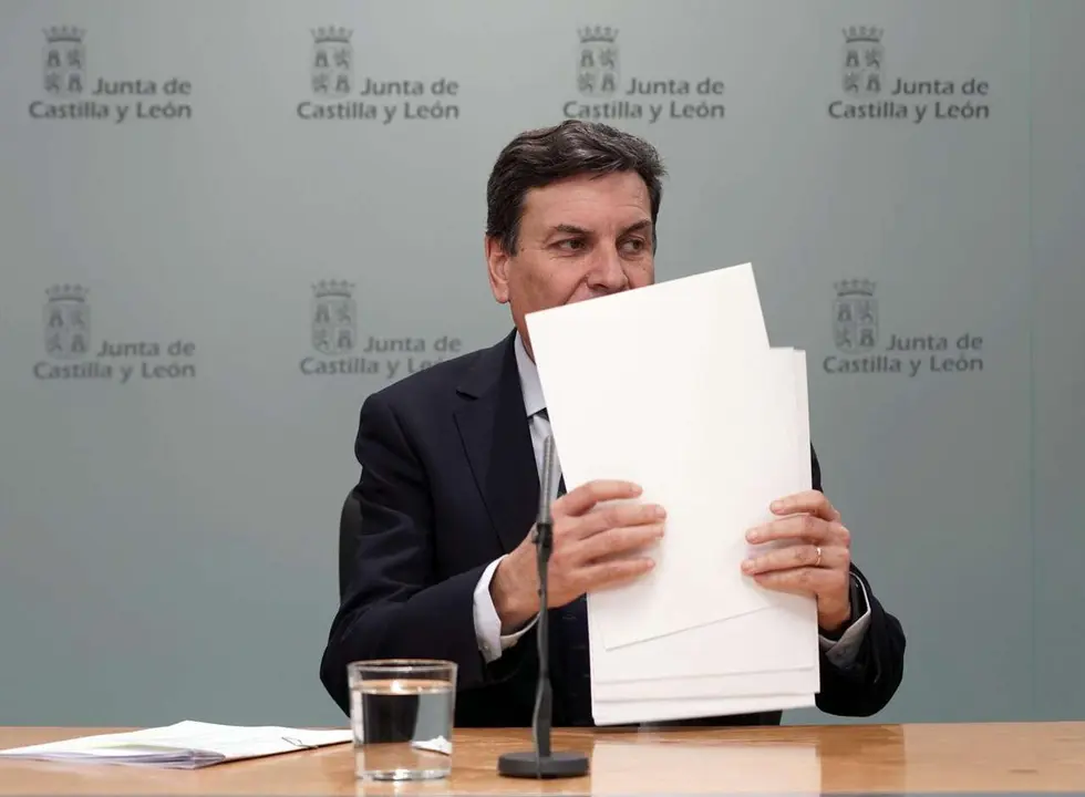 El consejero de Econom&iacute;a y Hacienda y portavoz, Carlos Fern&aacute;ndez Carriedo, comparece en rueda de prensa posterior al Consejo de Gobierno. Rub&eacute;n Cacho. ICAL