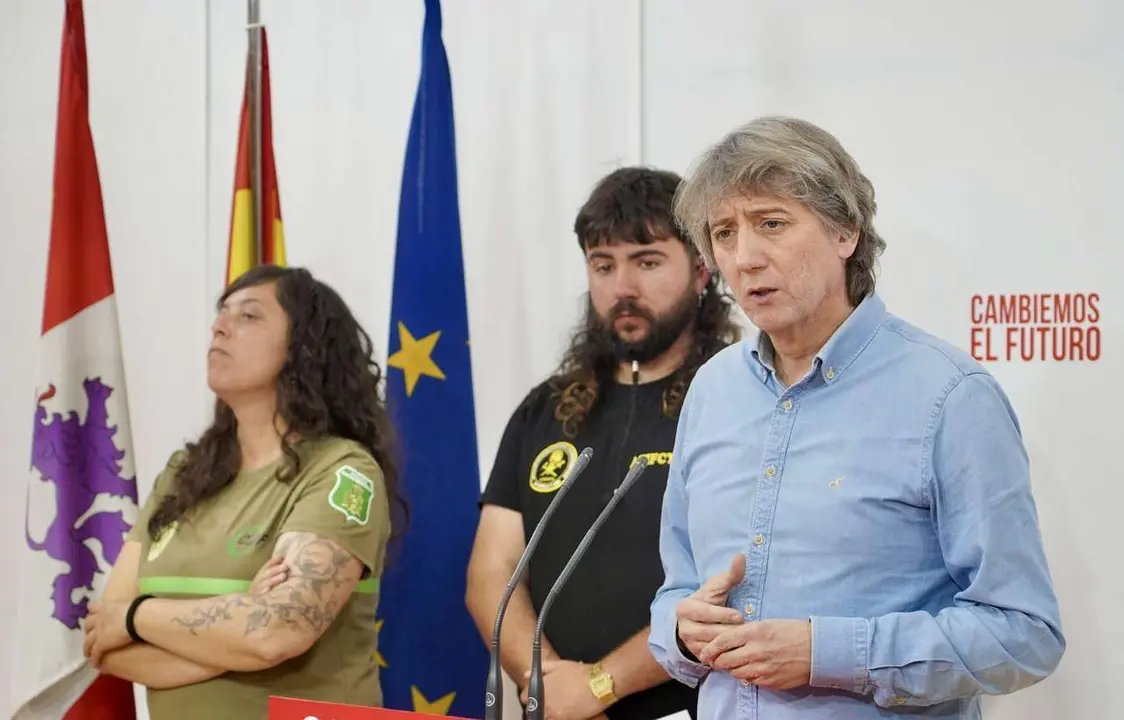 El secretario general del PSOECyL, Carlos Mart&iacute;nez, comparece tras mantener una reuni&oacute;n de trabajo con sindicatos de agentes ambientales de Castilla y Le&oacute;n. Miriam Chac&oacute;n