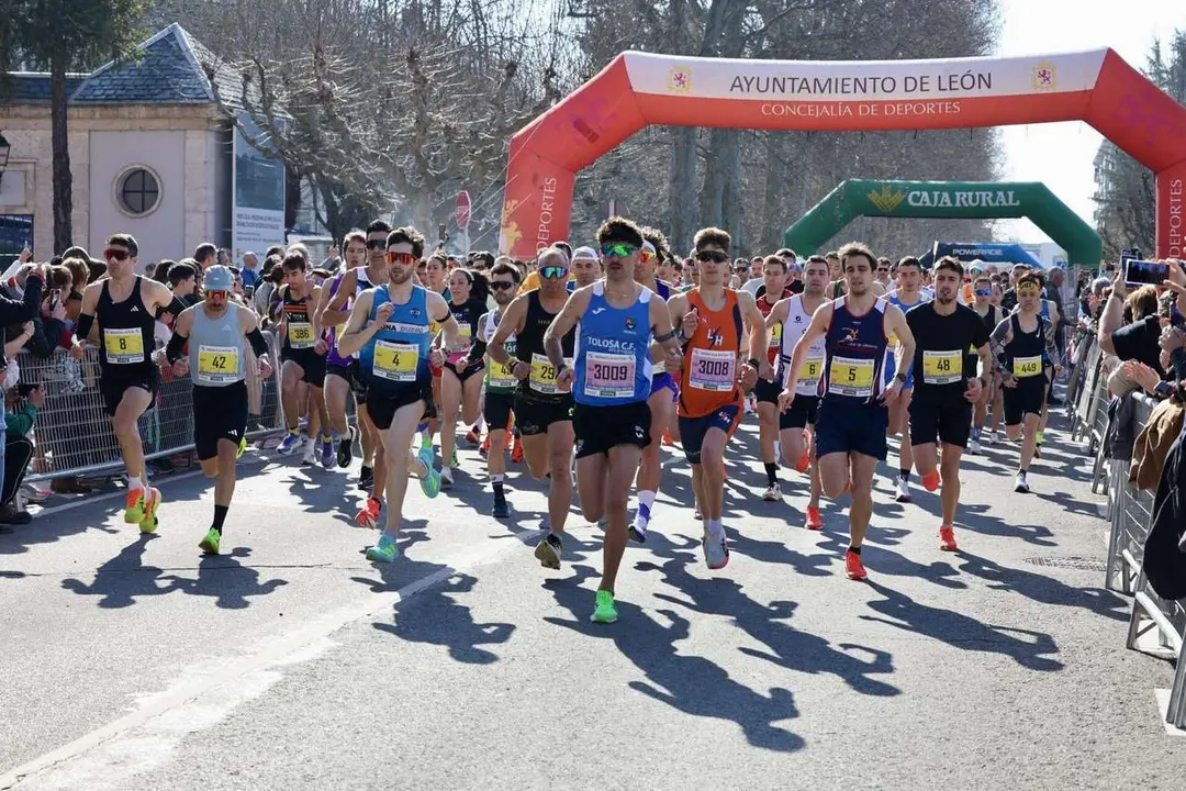 Salida de la XVI edici&oacute;n de la Media Marat&oacute;n de Le&oacute;n y la Carrera 5K , a las que acude el alcalde de la ciudad, Jos&eacute; Antonio Diez
