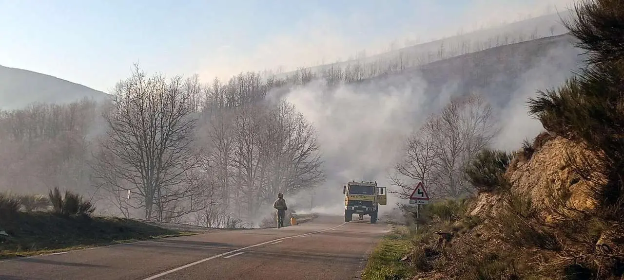 Imagen de archivo de un incendio en el municipio berciano de Ig&uuml;e&ntilde;a, hace unos meses. | ICAL