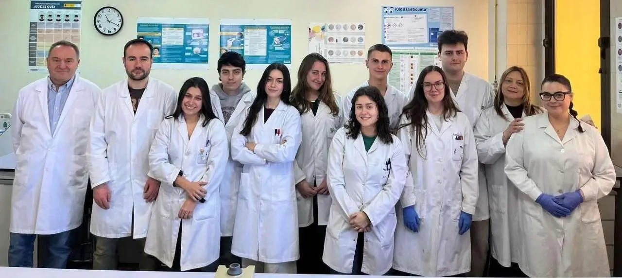 C&eacute;sar Guti&eacute;rrez Mart&iacute;n, primero por la izda, con el grupo de investigaci&oacute;n BACRESPI de la ULE.