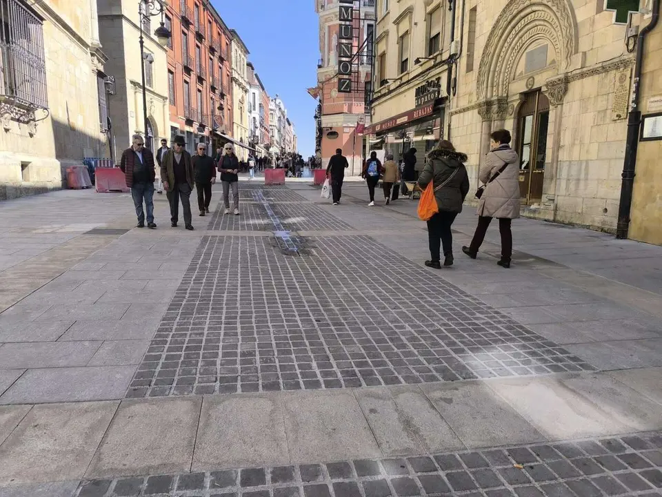 Nuevo pavimento de la Calle Ancha de Le&oacute;n en su primera fase. Le&oacute;n24horas