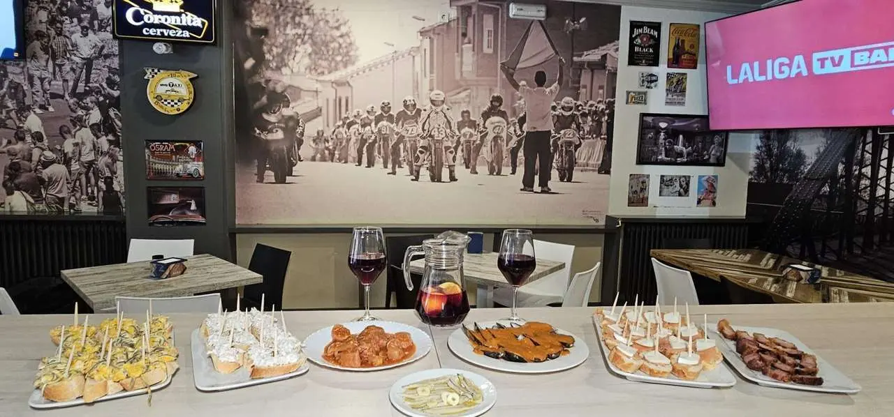 Cafeter&iacute;a La Plata, en La Ba&ntilde;eza. 24Siete Producciones