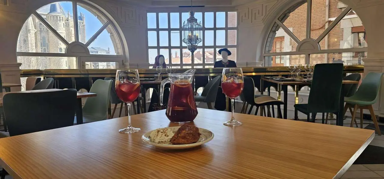El Rinc&oacute;n de Gaud&iacute;, Astorga. 24Siete Producciones