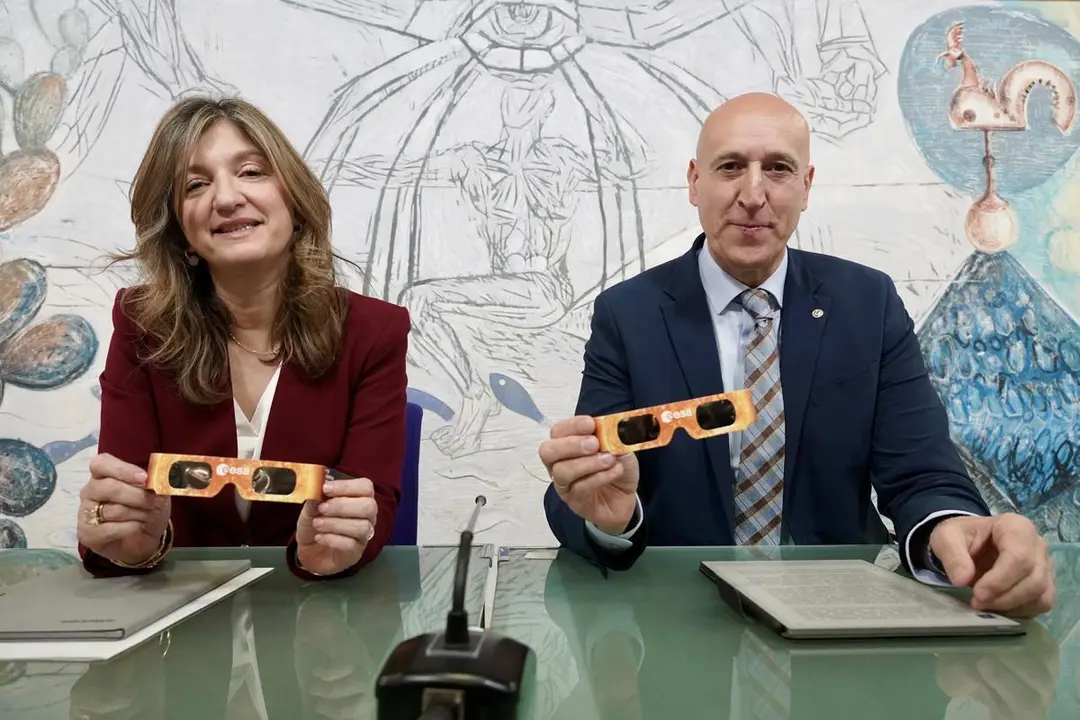 La rectora de la Universidad de Le&oacute;n, Nuria Gonz&aacute;lez, y el alcalde de Le&oacute;n, Jos&eacute; Antonio Diez, presentan una actividad conjunta ciudadana que desarrollar&aacute;n ambas instituciones. | ICAL
