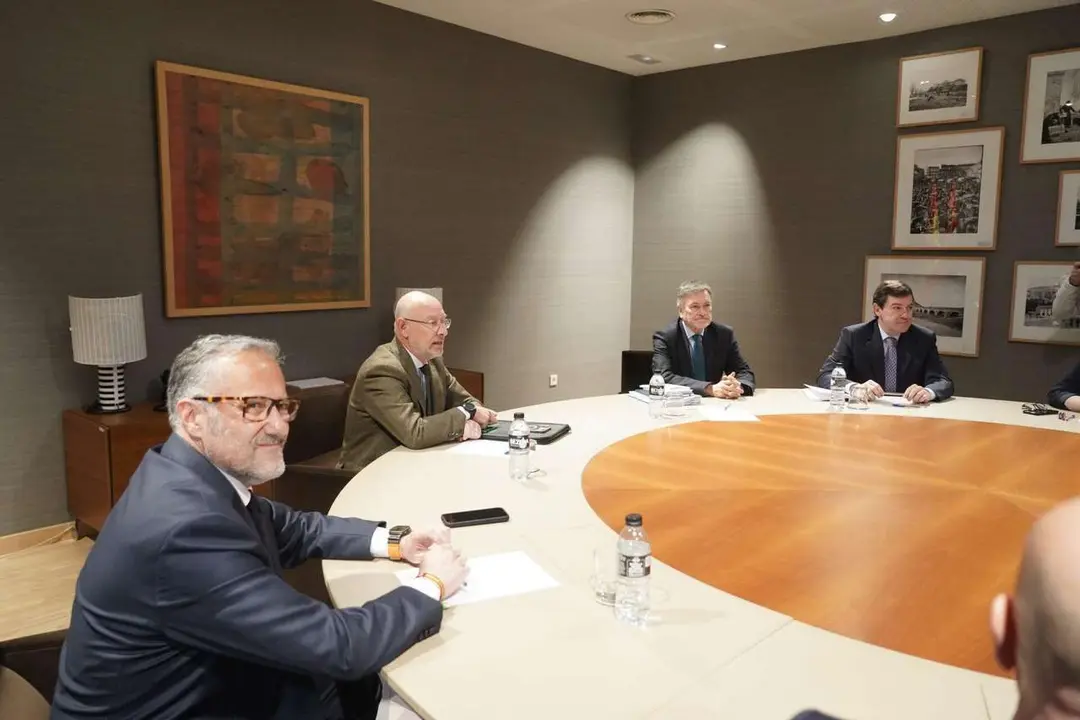 El presidente del PP de Castilla y Le&oacute;n, Alfonso Fern&aacute;ndez Ma&ntilde;ueco, acompa&ntilde;ado por miembros de su formaci&oacute;n, se re&uacute;ne con el candidato de Vox, Carlos Poll&aacute;n, y otros dirigentes de este partido, tras las pasadas elecciones auton&oacute;micas. Rub&eacute;n Cacho. ICAL