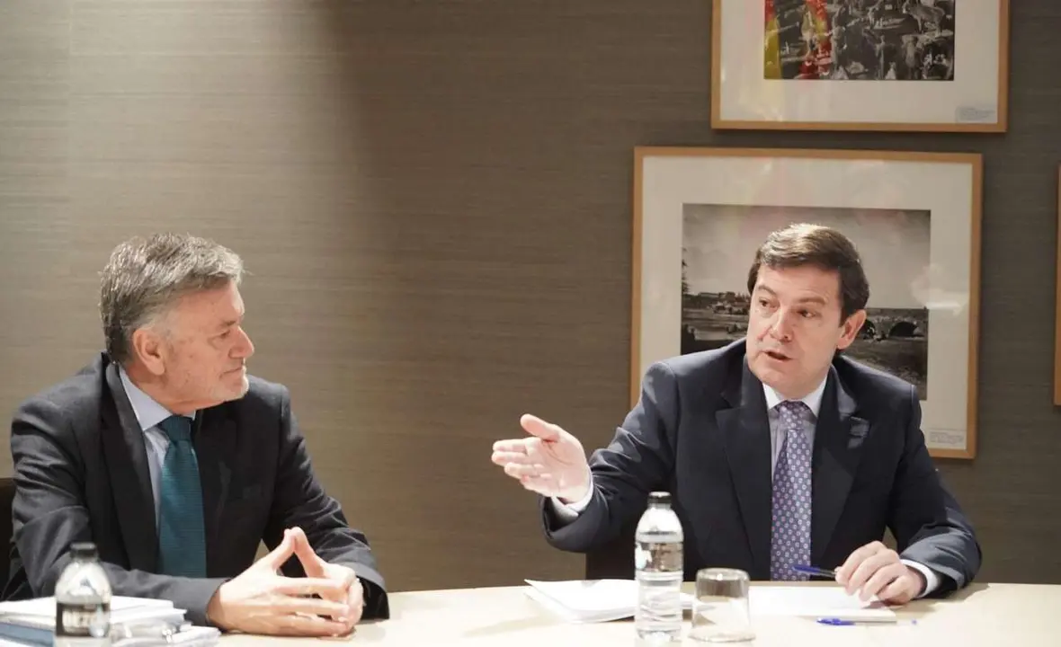 El presidente del PP de Castilla y Le&oacute;n, Alfonso Fern&aacute;ndez Ma&ntilde;ueco, acompa&ntilde;ado por miembros de su formaci&oacute;n, se re&uacute;ne con el candidato de Vox, Carlos Poll&aacute;n, y otros dirigentes de este partido, tras las pasadas elecciones auton&oacute;micas. Rub&eacute;n Cacho. Ical