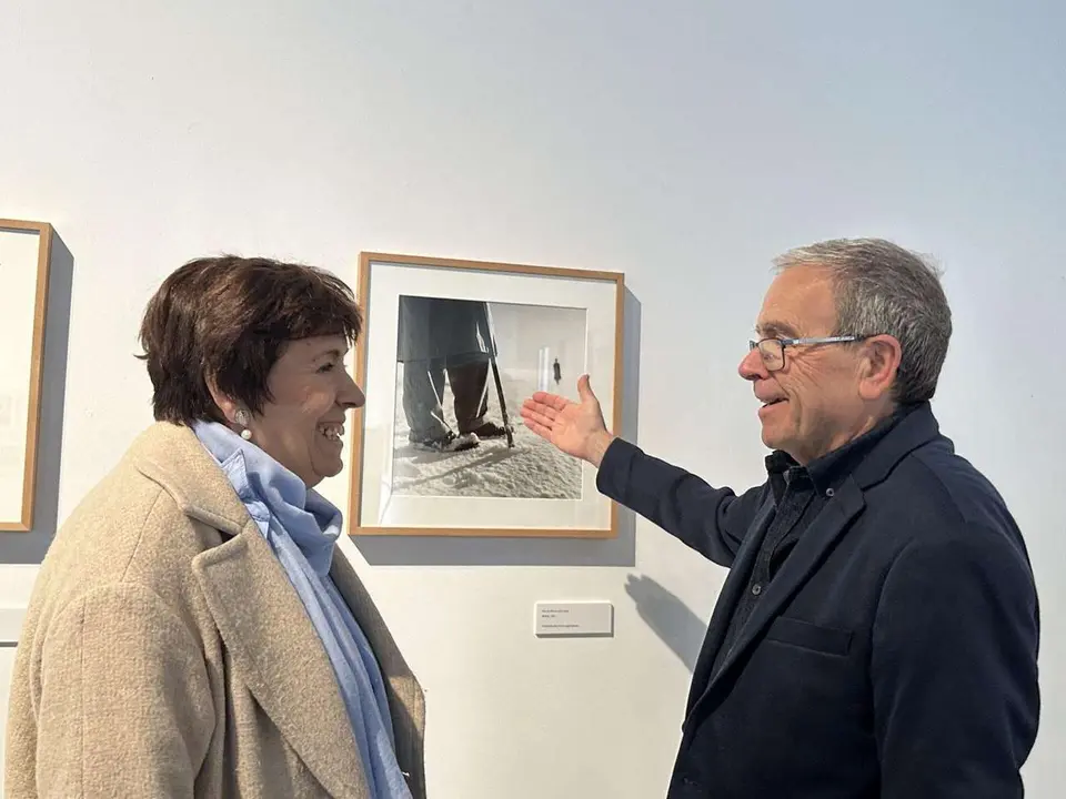 La concejala de Cultura, Elena Aguado, y el comisario de la muestra de Carlos Saura, el fot&oacute;grafo Chema Conesa.