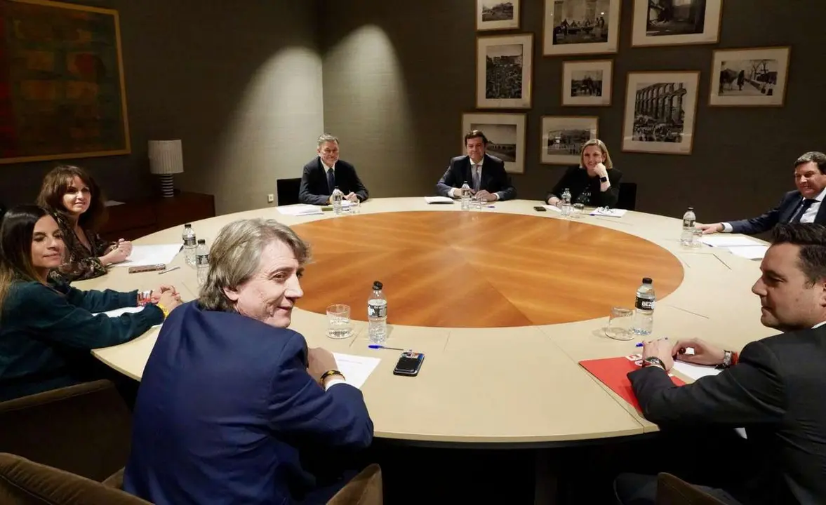 El presidente de la Junta Alfonso Fern&aacute;ndez Ma&ntilde;ueco de re&uacute;ne con el secretario auton&oacute;mico del PSOECyL, Carlos Mart&iacute;nez. Miriam Chac&oacute;n