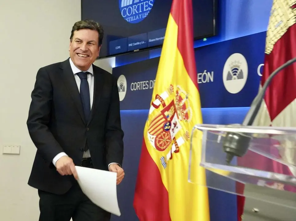 El portavoz de la Junta Carlos Fern&aacute;ndez Carriedo atiende a los medios tras la ronda de di&aacute;logo del PP con los partidos tras las elecciones. Miriam Chac&oacute;n