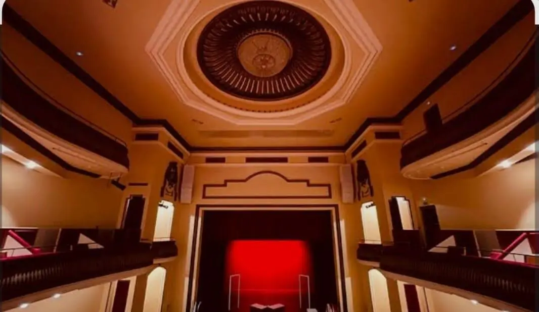 El teatro municipal de La Ba&ntilde;eza. 