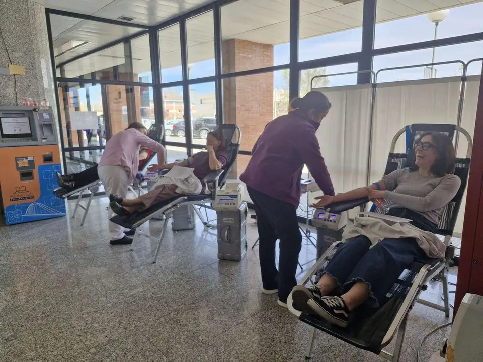 Donantes en el vest&iacute;bulo del Hospital El Bierzo.