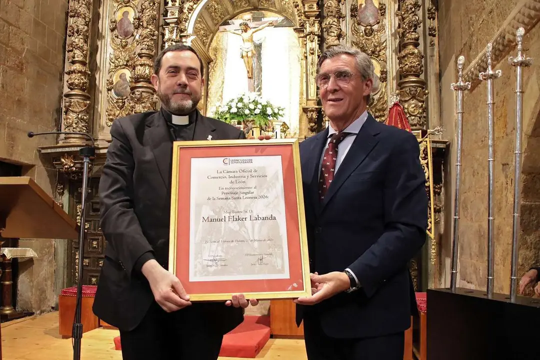 El alcalde, Jos&eacute; Antonio D&iacute;ez, el presidente en funciones de las Cortes, Carlos Poll&aacute;n y el consejero en funciones, Juan Carlos Su&eacute;rez Qui&ntilde;ones asisten al acto de entrega de la distinci&oacute;n de Personaje Singular de la Semana Santa de Le&oacute;n a Manuel Fl&aacute;ker. Peio Garc&iacute;a. ICAL