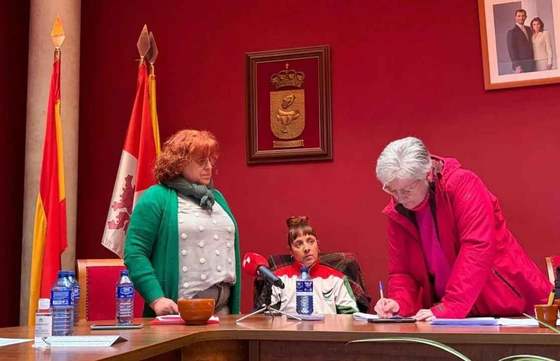 Vicenta Garc&iacute;a, nueva alcaldesa de Mansilla de las Mulas (Le&oacute;n) tras prosperar la moci&oacute;n de censura contra Camino Lozano