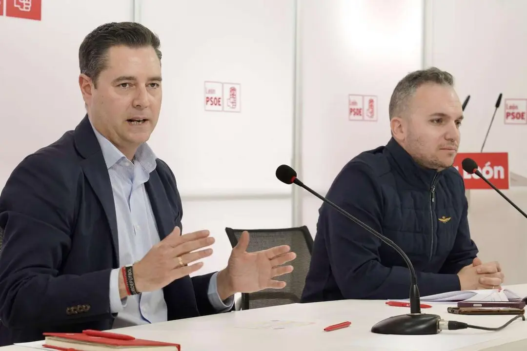 El secretario de Organizaci&oacute;n del PSOE de Castilla y Le&oacute;n, Daniel de la Rosa, y el de Le&oacute;n, Daniel San Jos&eacute;, comparecen tras mantener una reuni&oacute;n de trabajo y an&aacute;lisis del resultado electoral a nivel provincial y auton&oacute;mico