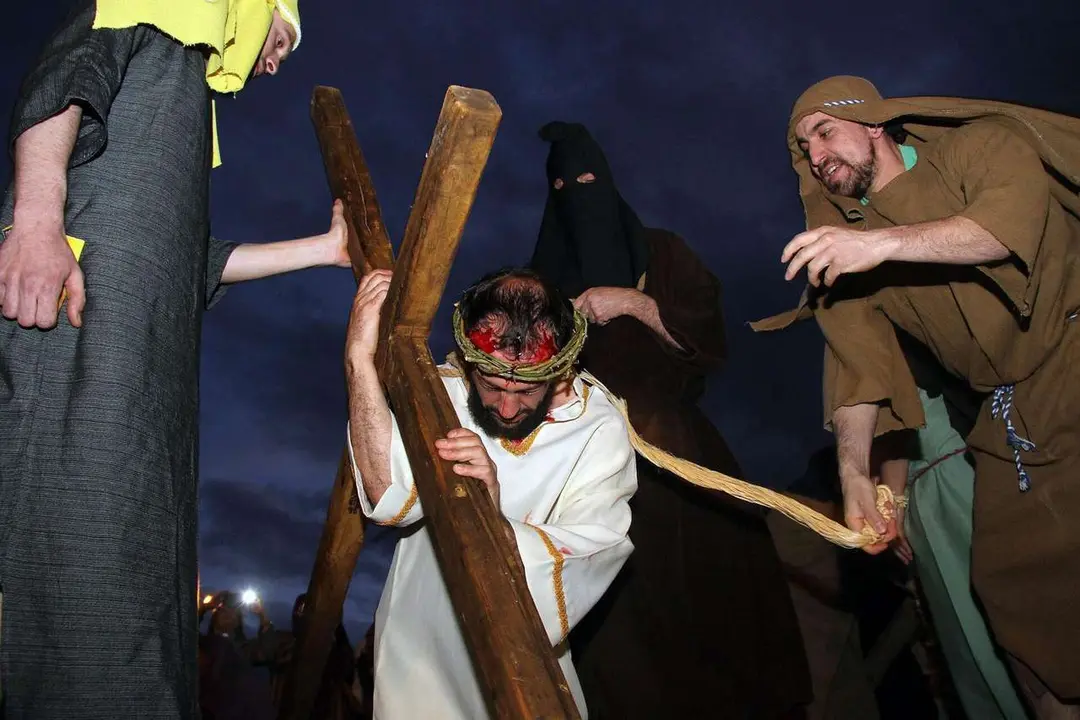 Alrededor de un centenar de vecinos escenifican en la localidad leonesa de Jim&eacute;nez de Jamuz un Viacrucis viviente que conmemora su 40 aniversario. Peio Garc&iacute;a. Ical