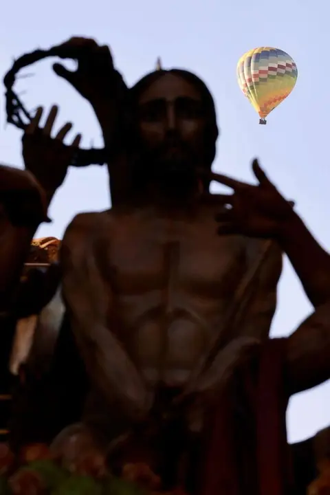 Celebraci&oacute;n del acto de &lsquo;El Encuentro&rsquo; en el transcurso de la Procesi&oacute;n de los Pasos de la Cofrad&iacute;a del Dulce Nombre de Jes&uacute;s Nazareno de la Semana Santa de Le&oacute;n