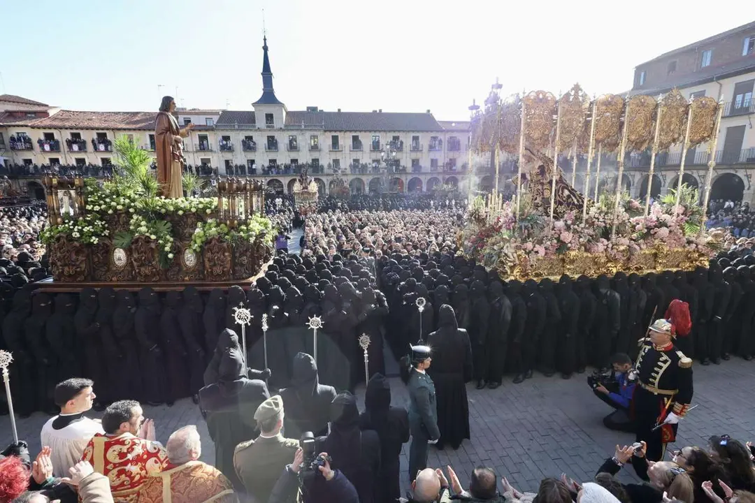 Celebraci&oacute;n del acto de &lsquo;El Encuentro&rsquo; en el transcurso de la Procesi&oacute;n de los Pasos de la Cofrad&iacute;a del Dulce Nombre de Jes&uacute;s Nazareno de la Semana Santa de Le&oacute;n