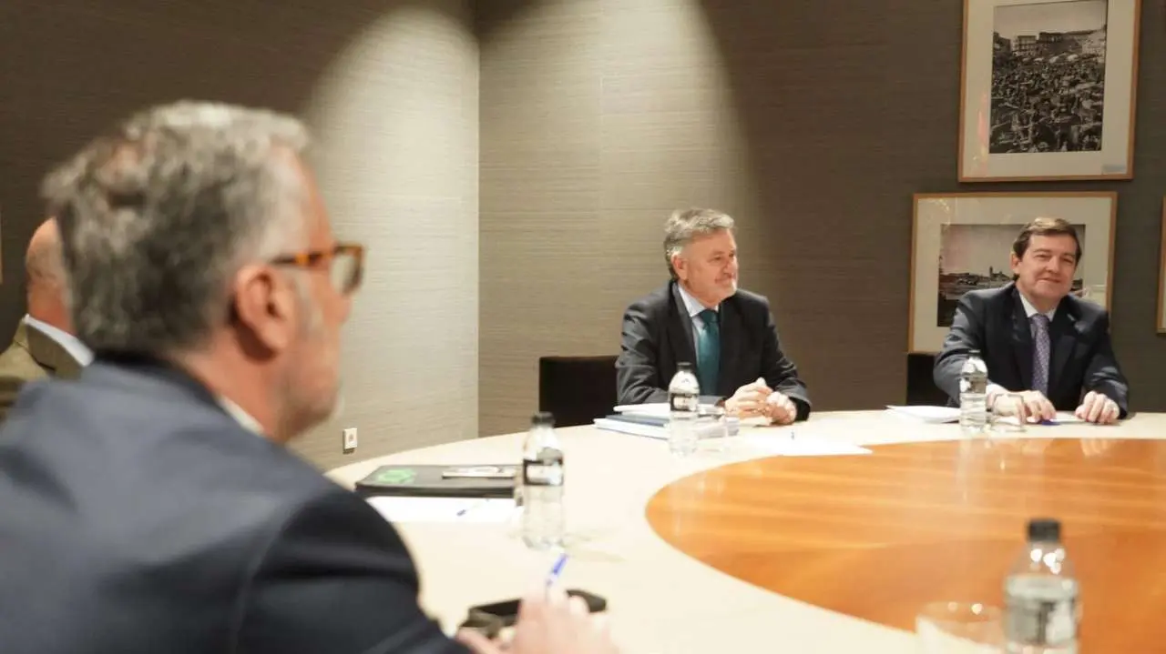 El presidente del PP de Castilla y Le&oacute;n, Alfonso Fern&aacute;ndez Ma&ntilde;ueco, acompa&ntilde;ado por miembros de su formaci&oacute;n, se re&uacute;ne con el candidato de Vox, Carlos Poll&aacute;n, y otros dirigentes de este partido, tras las pasadas elecciones auton&oacute;micas. Rub&eacute;n Cacho