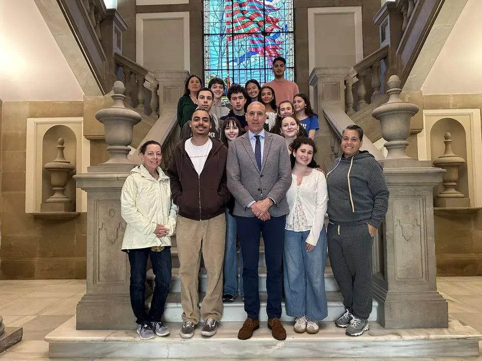 Jos&eacute; Antonio Diez, alcalde de Le&oacute;n, con los estudiantes de intercambio del Divina Pastora.