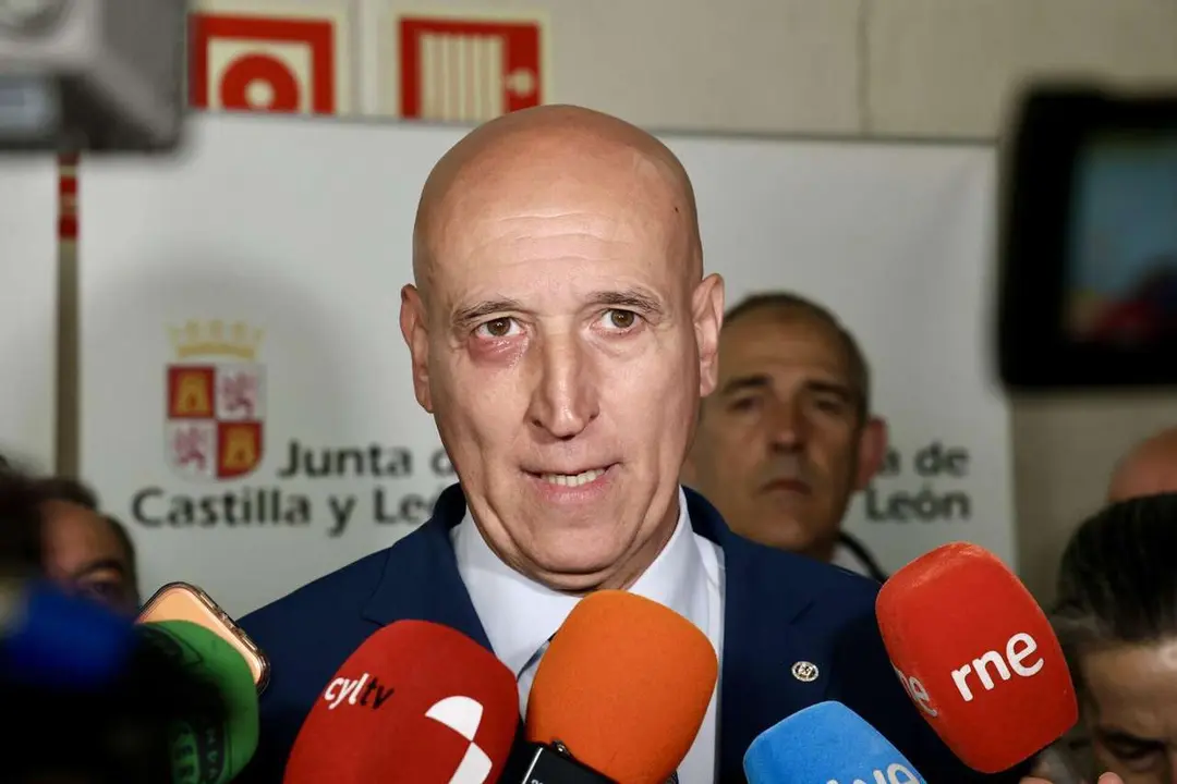El consejero de Movilidad y Transformaci&oacute;n Digital, Jos&eacute; Luis Sanz, y el alcalde de Le&oacute;n, Jos&eacute; Antonio Diez, participan en la constituci&oacute;n de la Comisi&oacute;n de Seguimiento del Consorcio de Transporte Metropolitano del &Aacute;rea Funcional de Le&oacute;n. Campillo