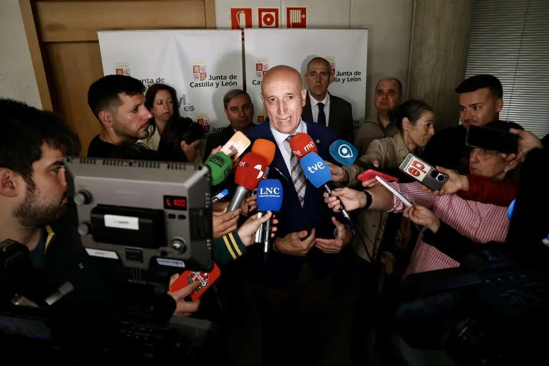 El consejero de Movilidad y Transformaci&oacute;n Digital, Jos&eacute; Luis Sanz, y el alcalde de Le&oacute;n, Jos&eacute; Antonio Diez, participan en la constituci&oacute;n de la Comisi&oacute;n de Seguimiento del Consorcio de Transporte Metropolitano del &Aacute;rea Funcional de Le&oacute;n. Campillo