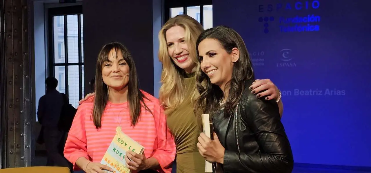 La periodista Beatriz Arias acompa&ntilde;ada de M&oacute;nica Carrillo y Ana Pastor