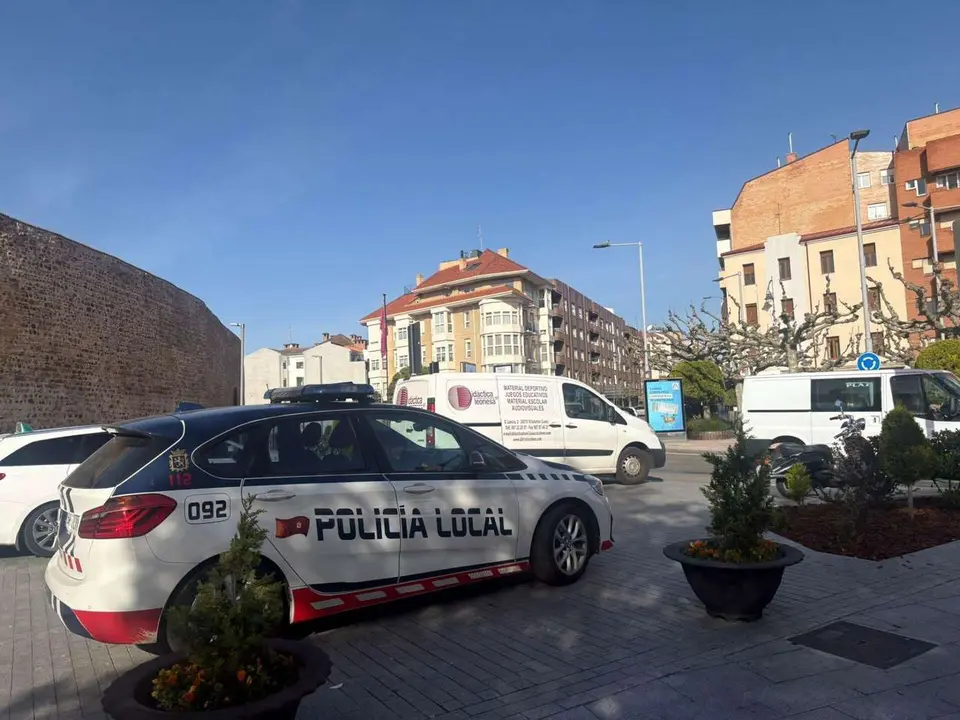 Un veh&iacute;culo de la Polic&iacute;a Local. | LE&Oacute;N24HORAS