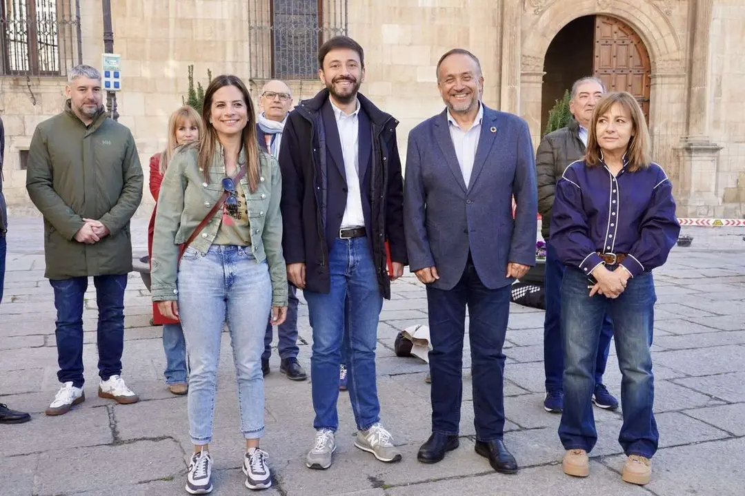 El secretario de Pol&iacute;tica Municipal del PSOE de Castilla y Le&oacute;n, Fran D&iacute;az, y el presidente de la Diputaci&oacute;n de Le&oacute;n, Gerardo &Aacute;lvarez Courel, mantienen un encuentro de trabajo con el Grupo Socialista. La vicesecretaria general del PSOECyL y vicepresidenta segunda de las Cortes, Nuria Rubio, tambi&eacute;n asiste al encuentro. Campillo