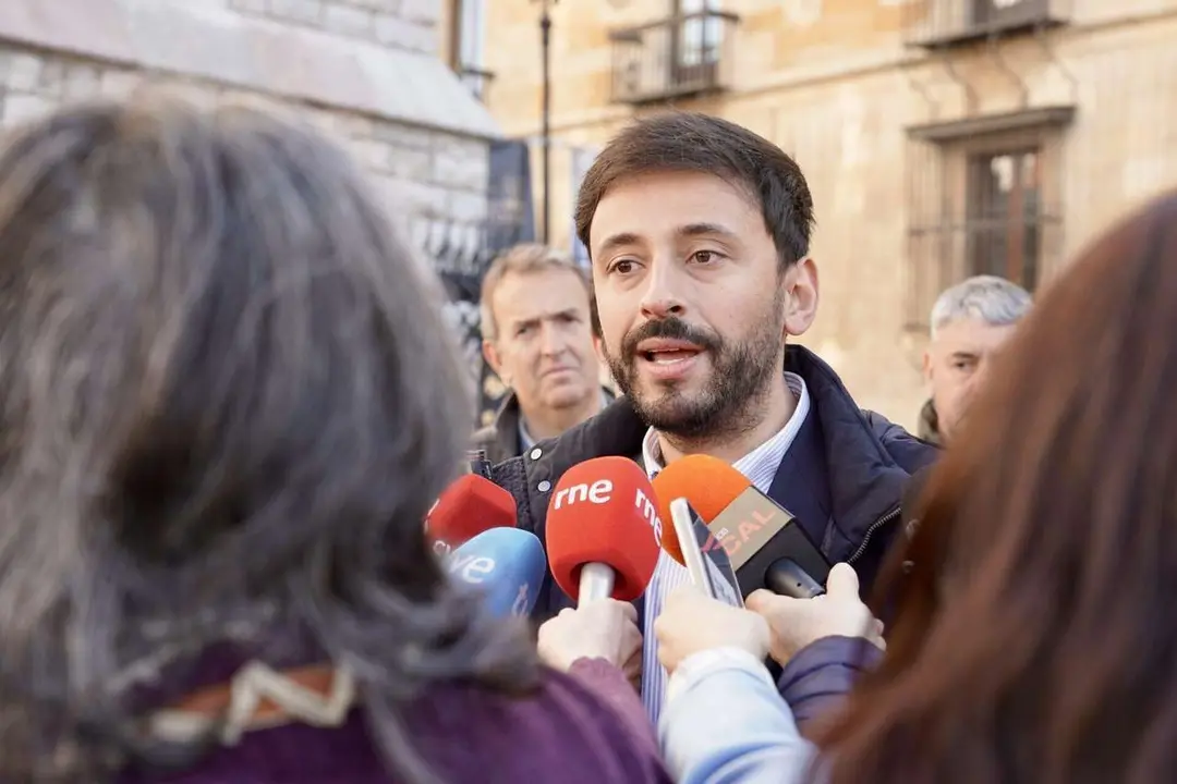 El secretario de Pol&iacute;tica Municipal del PSOE de Castilla y Le&oacute;n, Fran D&iacute;az, y el presidente de la Diputaci&oacute;n de Le&oacute;n, Gerardo &Aacute;lvarez Courel, mantienen un encuentro de trabajo con el Grupo Socialista. La vicesecretaria general del PSOECyL y vicepresidenta segunda de las Cortes, Nuria Rubio, tambi&eacute;n asiste al encuentro. Campillo