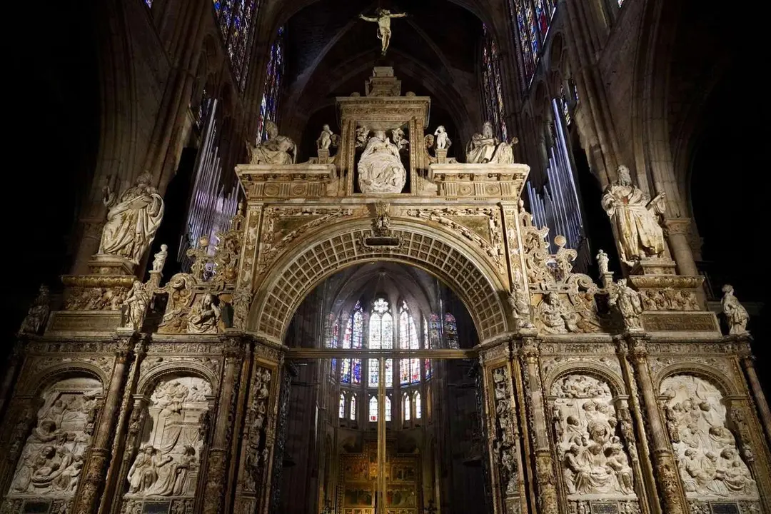 La directora general de Patrimonio Cultural y Bellas Artes del Ministerio de Cultura, &Aacute;ngeles Albert, y el obispo de Le&oacute;n, Luis &Aacute;ngel de las Heras, presentan el resultado del proyecto de restauraci&oacute;n del trascoro de la Catedral de Le&oacute;n. Tambi&eacute;n participan la restauradora del Instituto del Patrimonio Cultural de Espa&ntilde;a, Noelia Yanguas, restauradora del IPCE, y una representante de la empresa adjudicataria, Talleres de Arte Granda, Francisca Soto Morales. Campillo